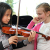Zwei Jugendliche üben Violine
